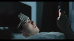 Revisar el celular en la cama genera fatiga crónica y estrés