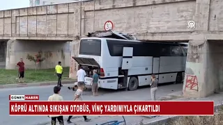 KÖPRÜ ALTINDA SIKIŞAN OTOBÜS, VİNÇ YARDIMIYLA ÇIKARTILDI