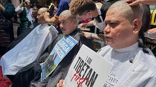 Proteste tibetane a Nuova Delhi, testa rasata e preghiere contro la Cina