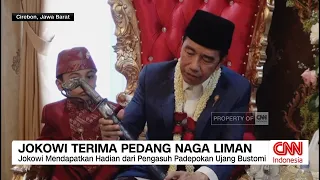 Kunjungi Padepokan di Cirebon, Jokowi Dihadiai Pedang Naga Liman