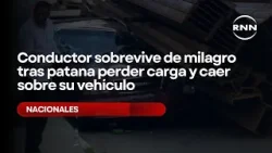 Conductor sobrevive de milagro tras patana perder carga y caer sobre su vehículo Conductor sobrevive de milagro tras patana perder carga y caer sobre su vehículo
