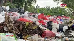 Tumpukan Sampah Tutup Akses Rumah Warga Di Komplek Depkeu Tangerang, Banten
