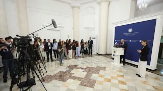 Որ Ալիևի ախորժակը չբացվի․․․ լրագրողը քարտեզի նմուշ փոխանցեց Փաշինյանին և հորդորեց նվիրել Ալիևին