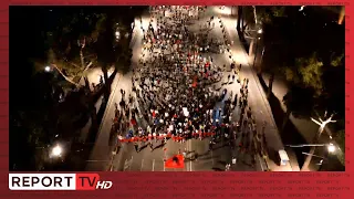 PAMJE ME DRON/ Dita e 66-të e protestës, qytetarët nisin marshimin në kryeqytet, ora 21:15