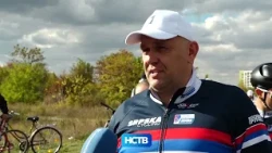 Vladimir Kuvalja stigao biciklom iz Republike Srpske na skup u Novom Sadu da podrži Vučićа