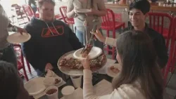 Владелец бизнеса из Далласа помогает старшеклассникам получить реальный опыт ведения бизнеса.