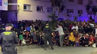 Caos y cargas policiales en el traslado de los inmigrantes al puerto de Ceuta