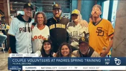 Пара волонтеров на весенних тренировках команды Padres