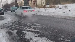 Szklanka na drodze. Kierowca walczy z niewielkim wzniesieniem