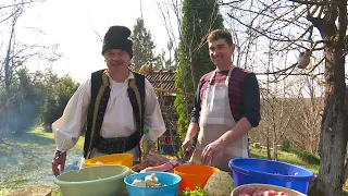 România în bucate: Tocăniță la ceaun și meniu regesc la castel în Săvârșin (@TVR Timişoara)