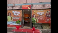 Bari, in centro il negozio delle mistery box: le tattiche dei clienti che sperano nel ‘colpo grosso’