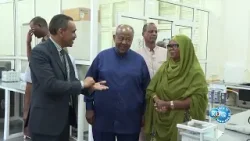 Après l’inauguration, le Président visite le laboratoire et découvre ses installations scientifiques