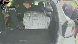 Sorpresi con un chilo di cocaina nascosta nel sedile dell'auto. Arrestati Sorpresi con un chilo di cocaina nascosta nel sedile dell'auto. Arrestati