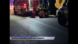 PRECIPITANO IN UNA SCARPATA CON L’AUTO, MUORE GIOVANE COPPIA - SERVIZIO TG DEL 14/03/2026 PRECIPITANO IN UNA SCARPATA CON L’AUTO, MUORE GIOVANE COPPIA - SERVIZIO TG DEL 14/03/2026