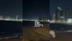 Por una romántica propuesta de matrimonio, trailero se mete con todo y la unidad a la playa