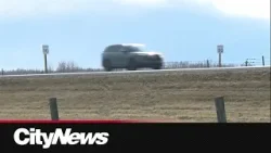 Правительство Альберты этим летом проверит ограничение скорости до 120 км/ч на участке дороги QEII.