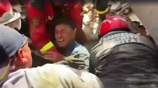 Alegría tras rescate de un hombre entre los escombros 3 días después del seísmo en Venezuela