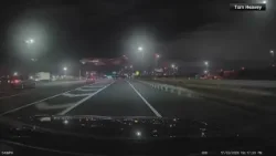 Видео с видеорегистратора запечатлело моменты, когда два самолета едва не столкнулись в аэропорту... Видео с видеорегистратора запечатлело моменты, когда два самолета едва не столкнулись в аэропорту...