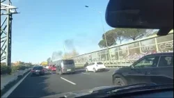GRA: Auto in fiamme  sulla corsia interna