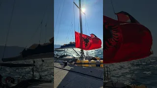 Flamuri KUQ E ZI valëvitet në “FLOTILJEN GLOBALE SUMUD”! Pamje emocionuese nga Vlora…