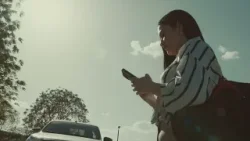 Tu seguridad es lo primero: Evitá las distracciones al conducir o cruzar la calle