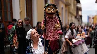 Bogotá'da sanatçılar kültür kesintilerini müzik, dans ve kuklalarla protesto etti