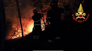 Como - Brucia il Monte Goi - Vigili del fuoco in azione