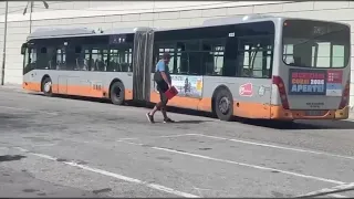 Fumo dal motore del bus 13 davanti a Staglieno: passeggeri fatti scendere