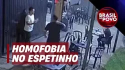 Policial aponta arma para dois homens em ato homofóbico