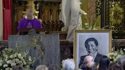 Anne Hathaway et Donatella Versace parmi les endeuillés aux funérailles de Valentino à Rome