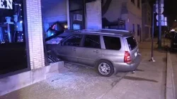 По данным чикагской полиции, водитель врезался в салон красоты на северо-западе города и скрылся ...