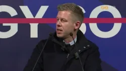 Magyar zászlóval a kezében érkezett meg Magyar Péter a Berzsenyi térre