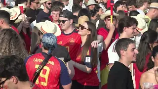 La afición toma la madrileña plaza de Colón para apoyar a España ante Bélgica