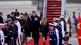 Дональд Трамп с супругой Меланией встретили Си Цзиньпина и его супругу Пэн Лиюань на авиабазе Эндрюс