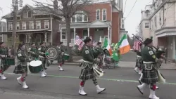 Парад в честь Дня Святого Патрика в Нью-Хейвене привлек тысячи зрителей, несмотря на ветреную пог...