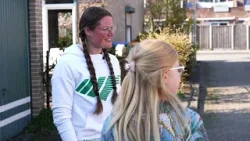 Edese skeletonster Kimberley Bos haalt geld op voor Stichting Haarwensen én doneert haar eigen haar.