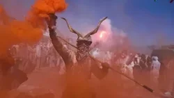 Yunan kasabası Galaksidi'de Temiz Pazartesi un savaşıyla renkleniyor