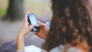 Revisar el celular de la pareja es delito y no sirve como prueba