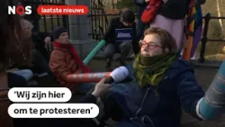 Demonstranten blokkeren weg bij Huis Ten Bosch