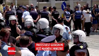 Policia krijon kordon te Parlamenti, protestuesit tentojnë të çajnë rrethimin