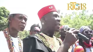 Plizyè vodouyizan a òganize yon mach nan komin Pétion-Ville nan okazyon 235 ane seremoni bwa kayiman