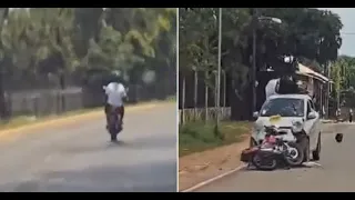 Drunk motorcyclist crashes into taxi in Puerto Cabezas and falls asleep on top of the vehicle