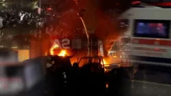 “Situatë e rëndë, mbërrin ambulanca”, protestuesit sulmojnë policinë, digjet pallati mes të Tiranës
