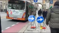 Ruspa colpisce autobus e sfonda un vetro in via XX Settembre