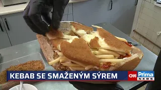 Obří kebab se smaženým sýrem dobývá Jaroměř. Jedna porce nasytí až tři lidi