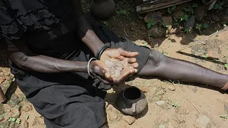 Ouganda : les "faiseurs de pluie" vénérés et critiqués en cas sécheresse