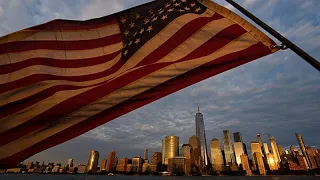 Zászlótenger tiszteleg a 9/11-es áldozatok előtt a malibui egyetemen