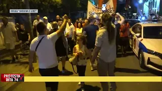 Protestuesit në Tiranë marshojnë drejt ambasadës ukrainase: Zelensky, f**k you!