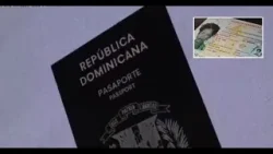 Presidente Abinader recibe el primer pasaporte digital dominicano