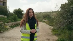 JIBDA T-TINDIF FIL-WHITE ROCKS